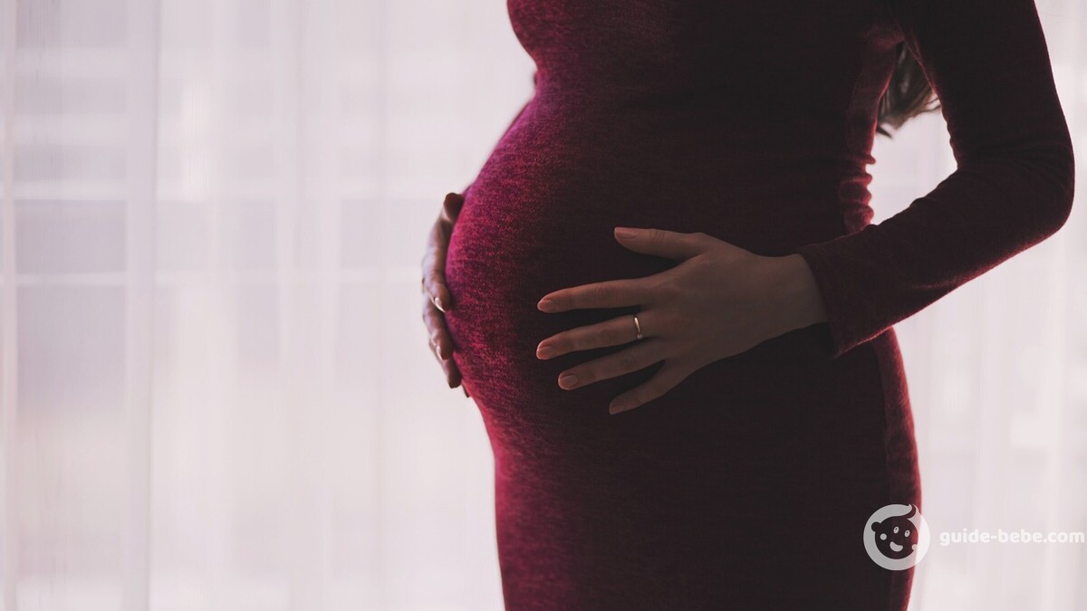 Femme enceinte dans une robe rouge