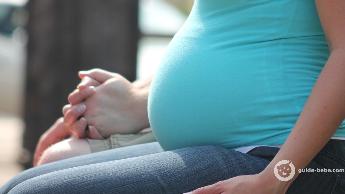Femme enceinte t-shirt bleu