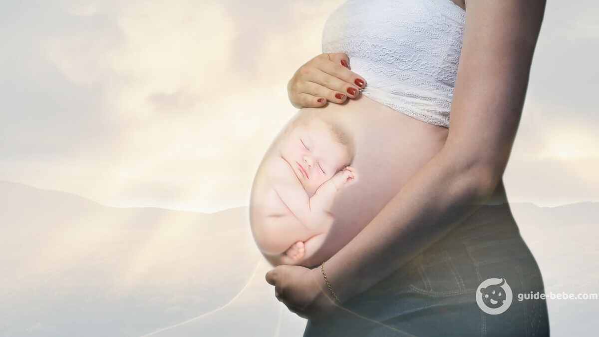 Ventre maman enceinte avec photo de bébé