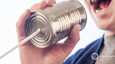 Homme parle dans un jouet téléphone