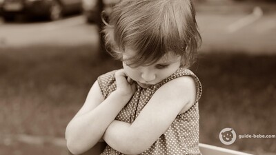 Petite fille timide