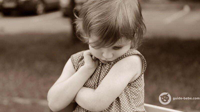 Petite fille timide