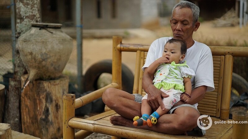 Bébé avec son papi