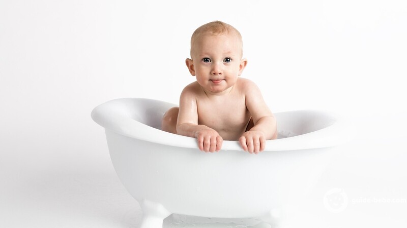 bébé dans sa baignoire