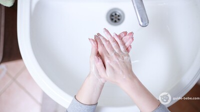 Lavage de main au lavabo