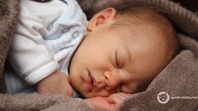 bébé dors sur ses deux oreilles