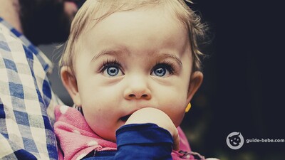 Bébé regarde yeux grands ouverts